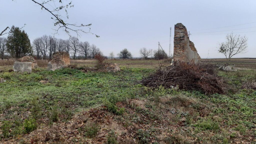 Restos de la iglesia y del cementerio polaco en Druzhkopil, región de Volyn, Ucrania