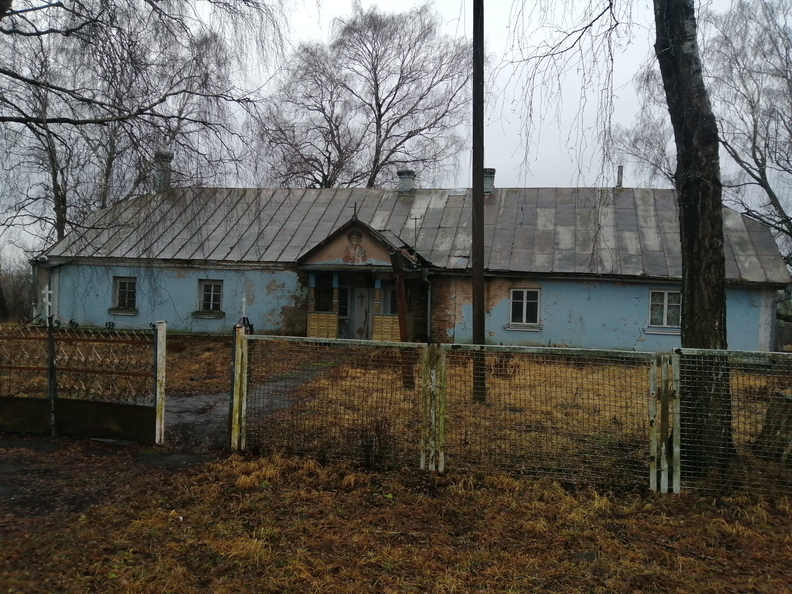 Vieja iglesia ortodoxa en el pueblo de Kolodezhe, Volyn